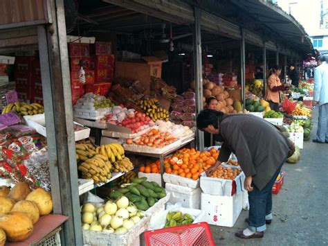 fake clothes in kunming|kunming's farmers market.